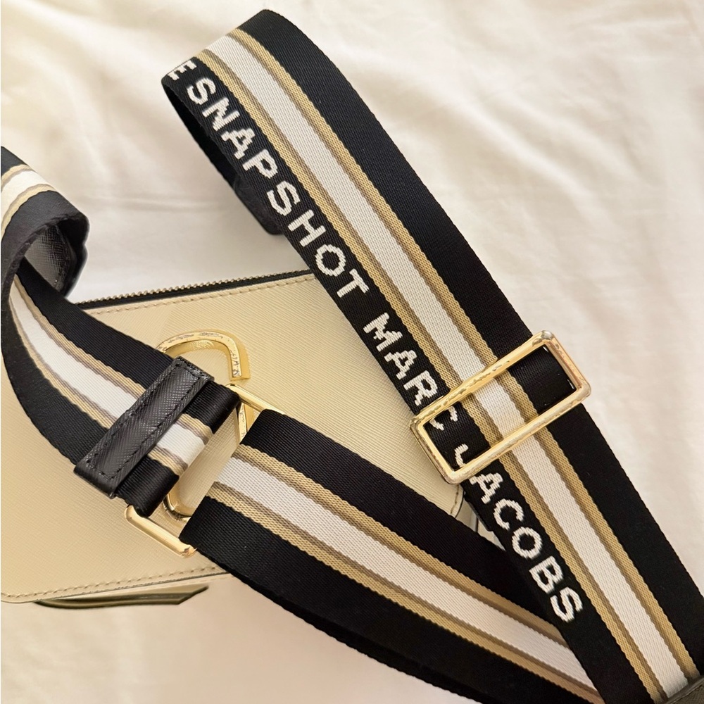 Marc Jacobs Cream Crossbody Bag with Gold Accents - Picture 4 of 5